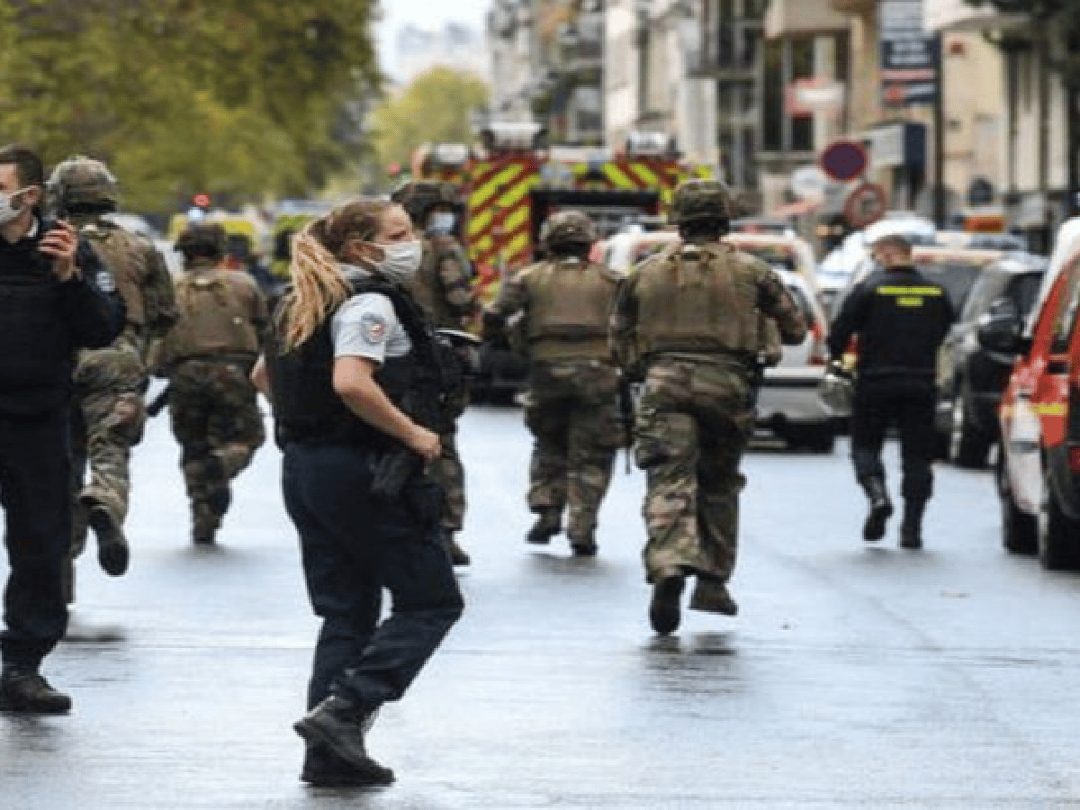 Alarma en París: hay 4 heridos por ataque a cuchilladas cerca de la antigua sede de Charlie Hebdo