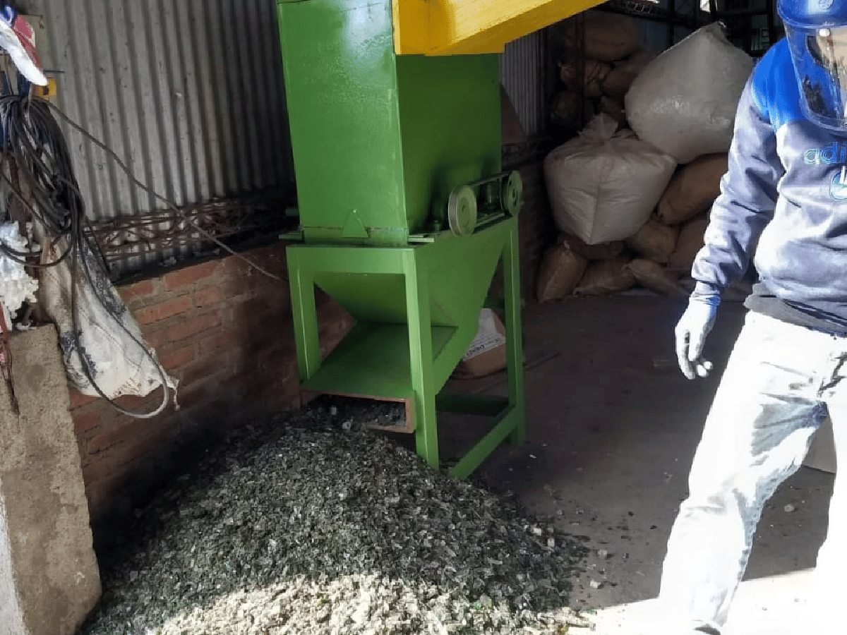 Pisos reciclados:  empleados municipales  crean máquina  para moler vidrio             
