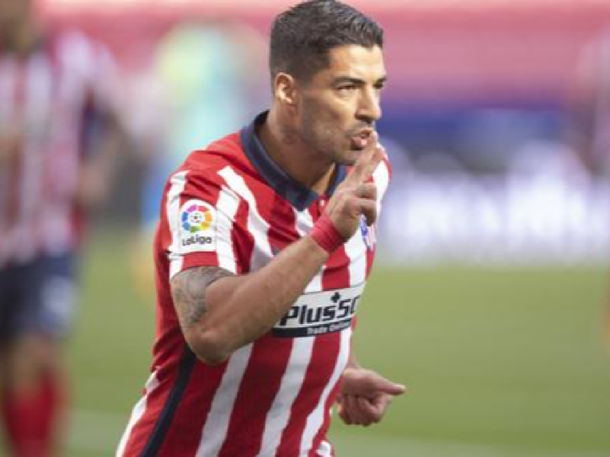 Suárez brilló con doblete en su debut en el Atlético de Simeone