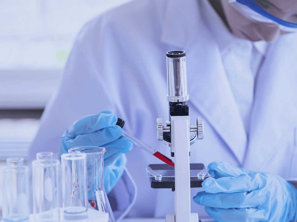 AstraZeneca detiene pruebas de su vacuna contra el Covid-19