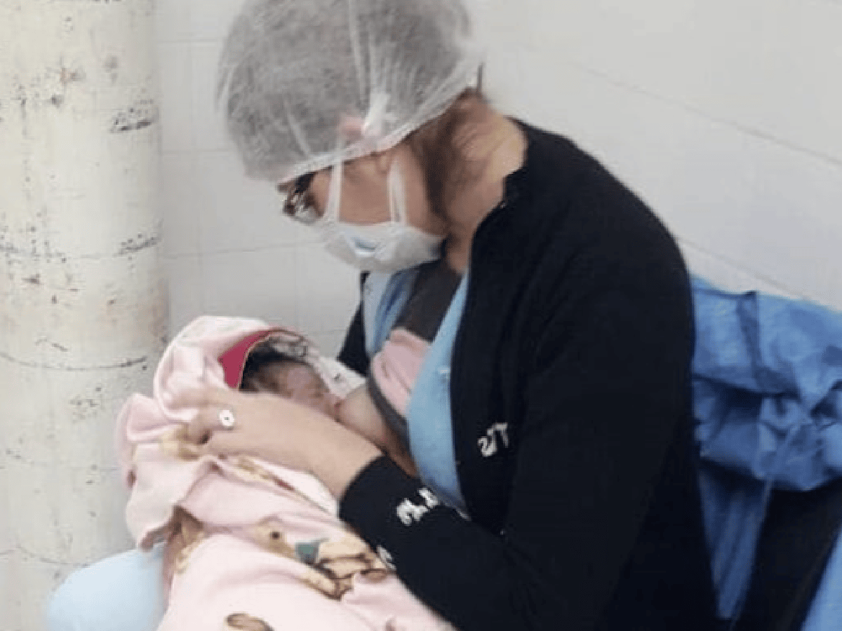 Una enfermera le dio de mamar a un bebé recién nacido y se hizo viral