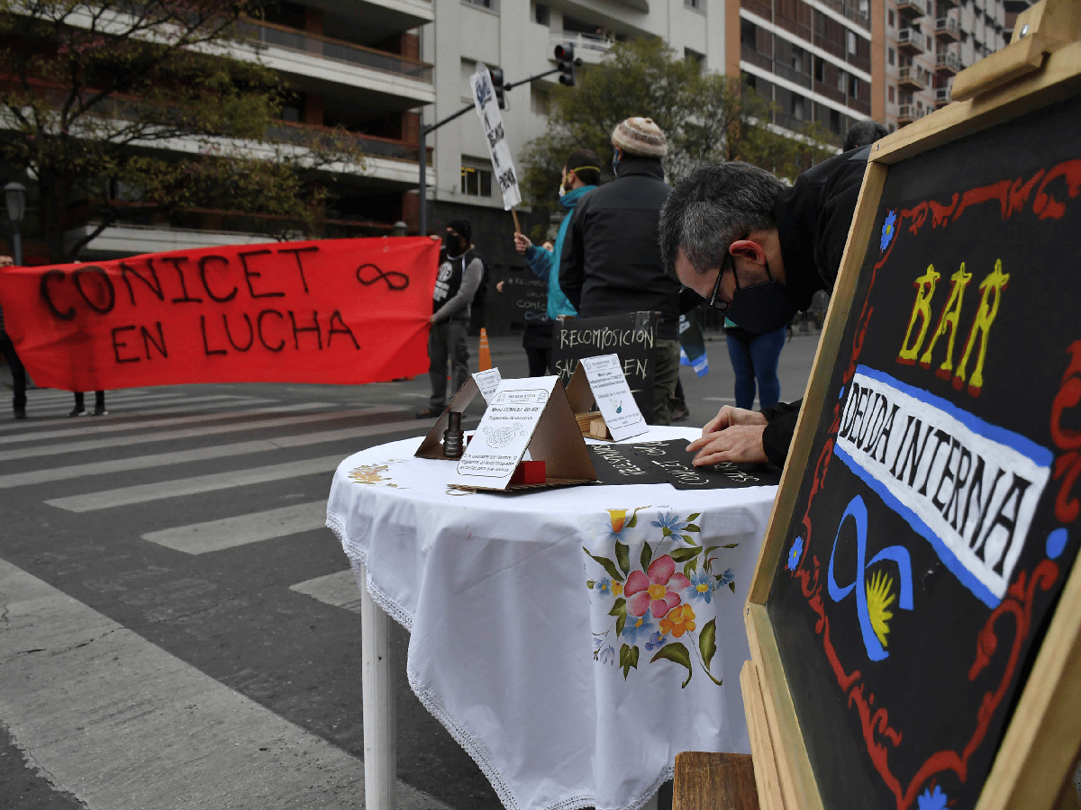 Trabajadores del Conicet realizaron una protesta en Córdoba por aumentos salariales