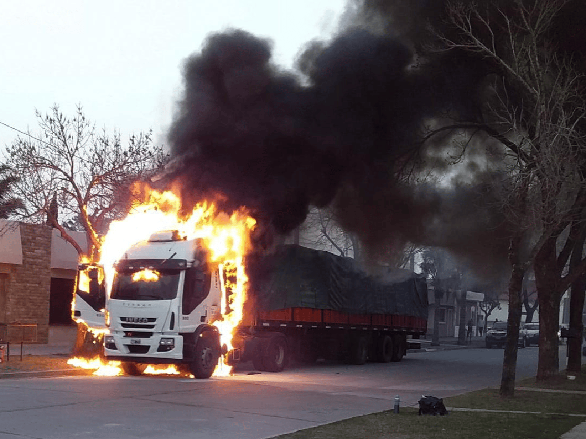 Un camión se incendió en plena calle en La Playosa