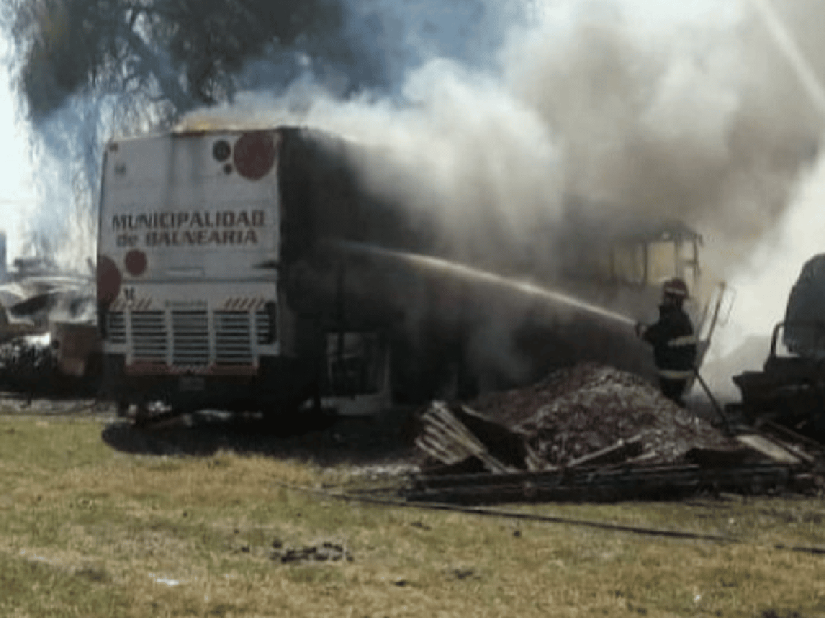 Balnearia: investigan si niños generaron incendio de colectivo municipal