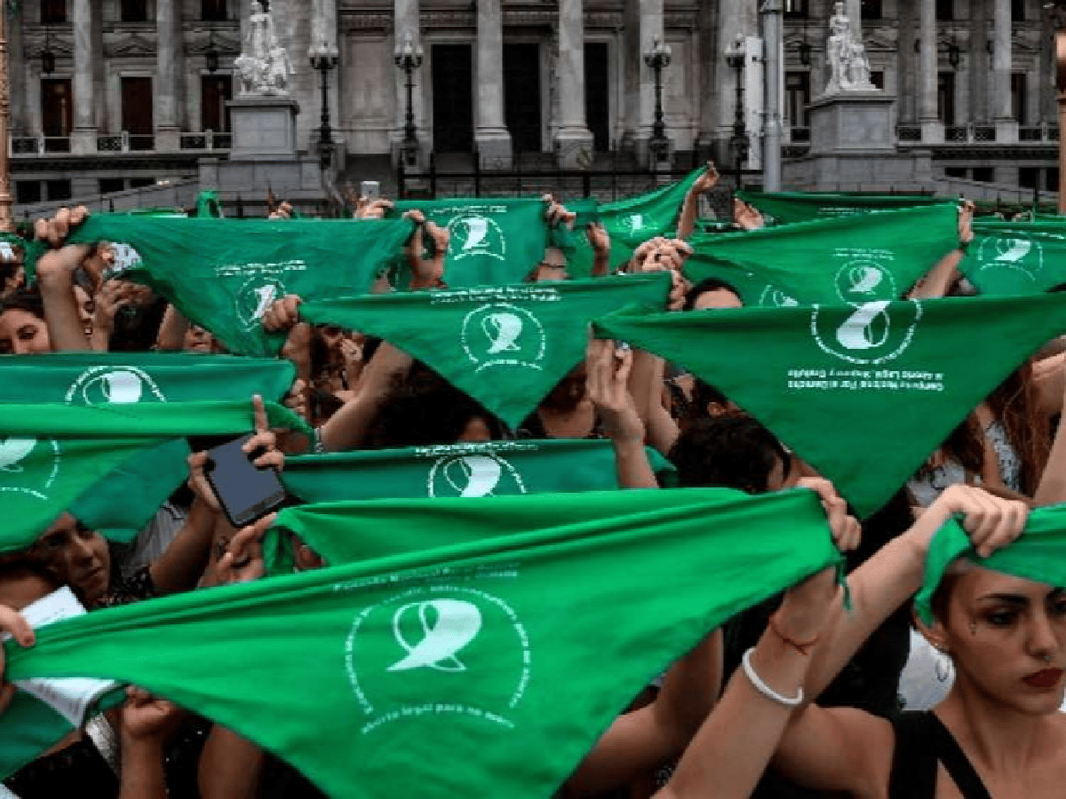 "Pañuelazo" en todo el país y marcha en Córdoba por la legalización del aborto
