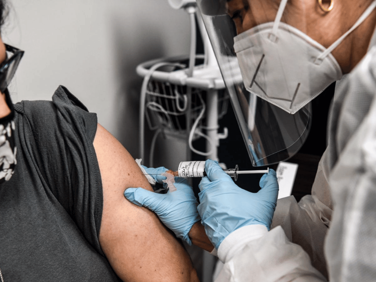 La OMS no espera vacunaciones masivas contra coronavirus hasta mediados de 2021