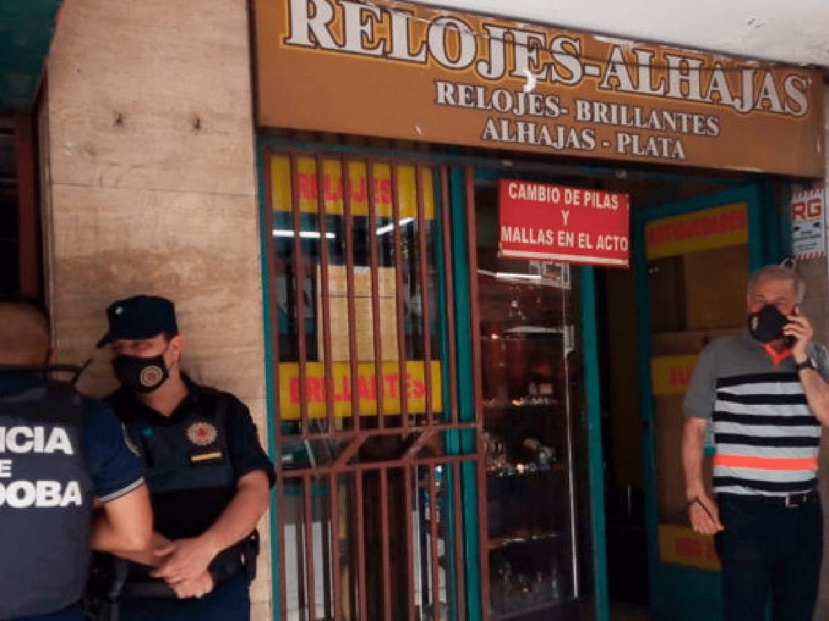 Motochorros asaltaron una joyería en el centro de Córdoba y se llevaron un millón y medio de pesos