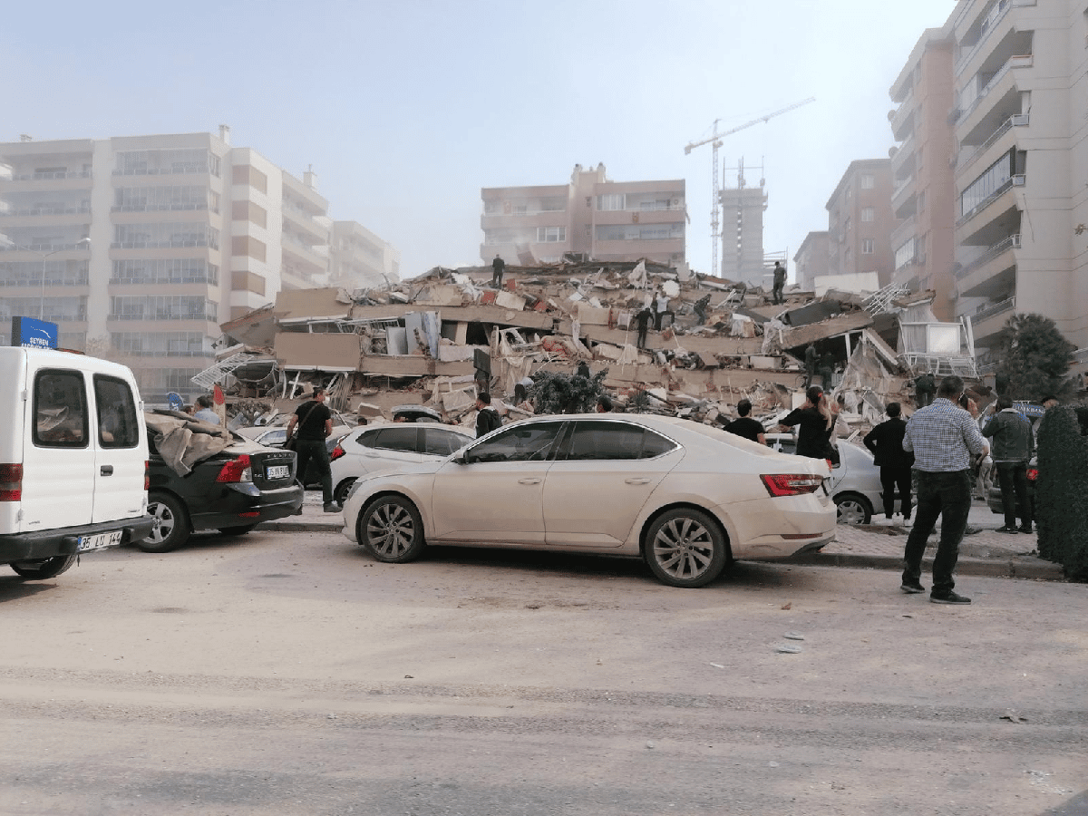 Un sismo de magnitud 7 sacudió a Turquía: buscan cuerpos entre los escombros