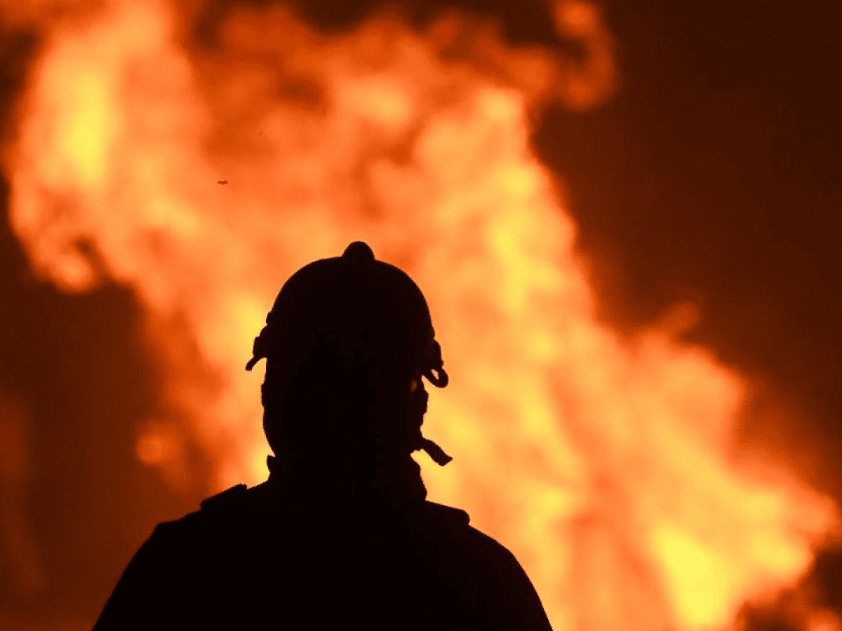 Incendios: recambió de brigadistas para otro día de intensa actividad en las Sierras