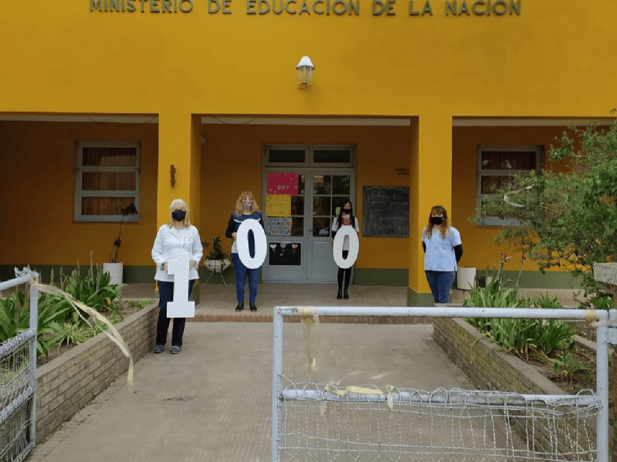 Estación Luxardo: los niños dejan sus saludos en la puerta de la escuela centenaria     