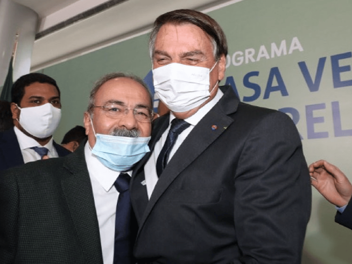 Bolsonaro destituyó a un senador y amigo que escondió miles de reales durante un allanamiento