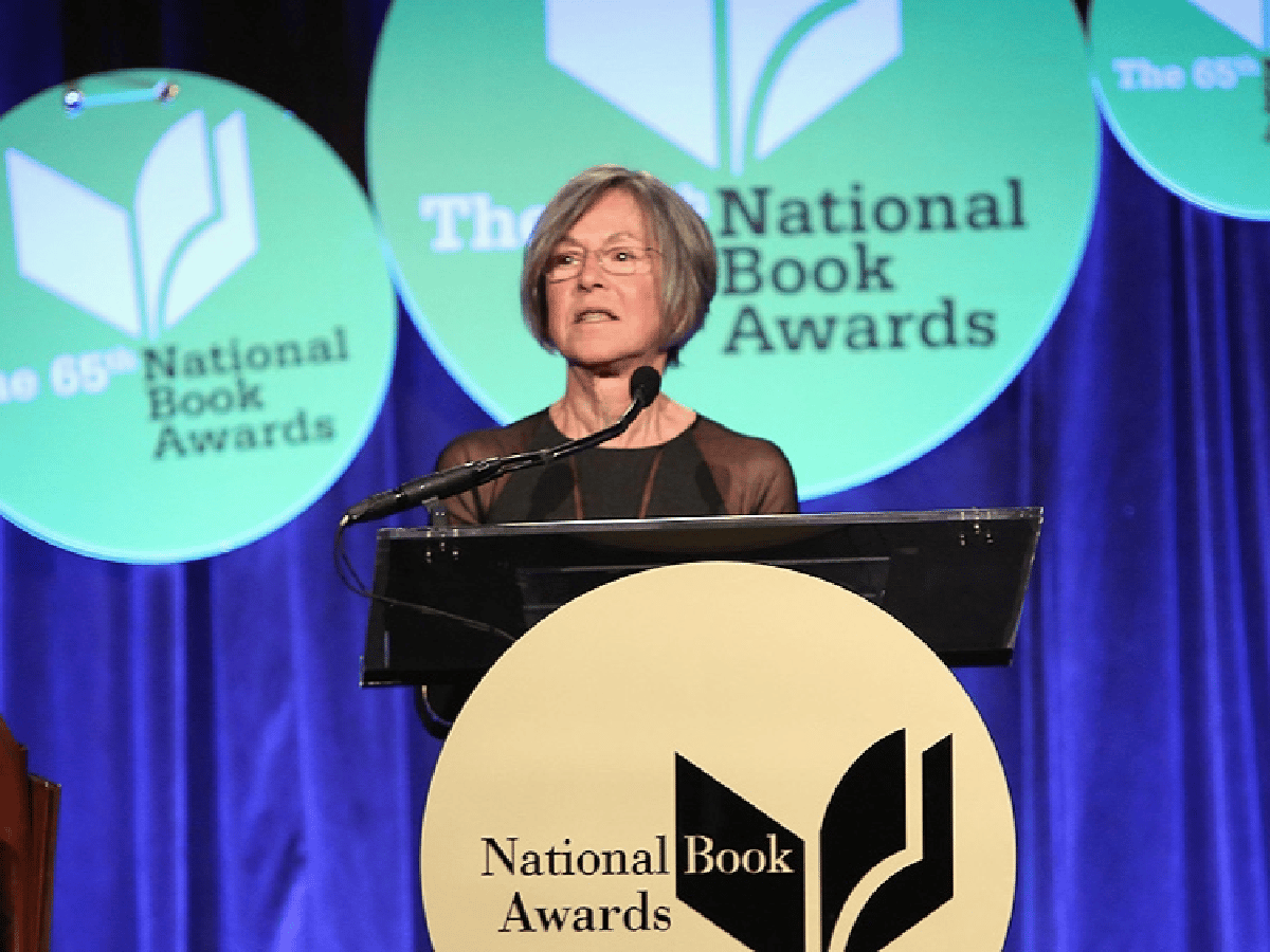 Una poeta estadounidense  ganó el Premio Nobel de Literatura