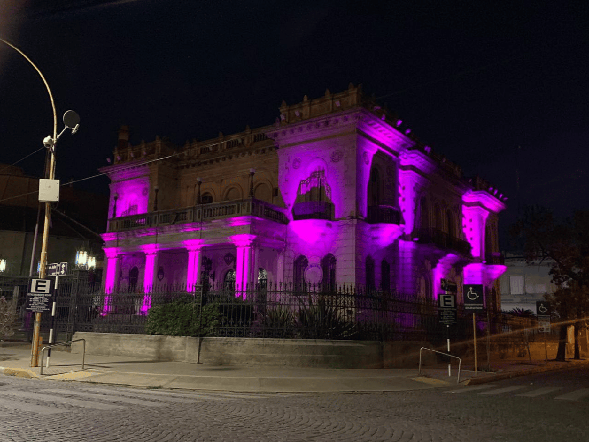El palacio Tampieri se iluminó de rosa
