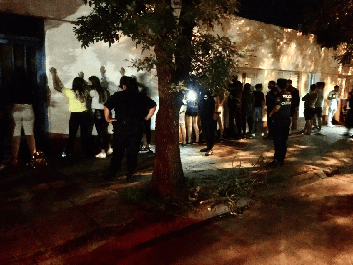 No aflojan: desbarataron dos fiestas clandestinas con 120 personas