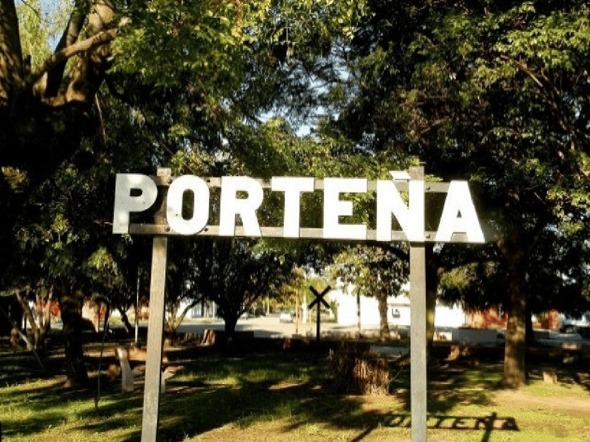 En Porteña, dos personas  en aislamiento estaban en la vereda y fueron multados
