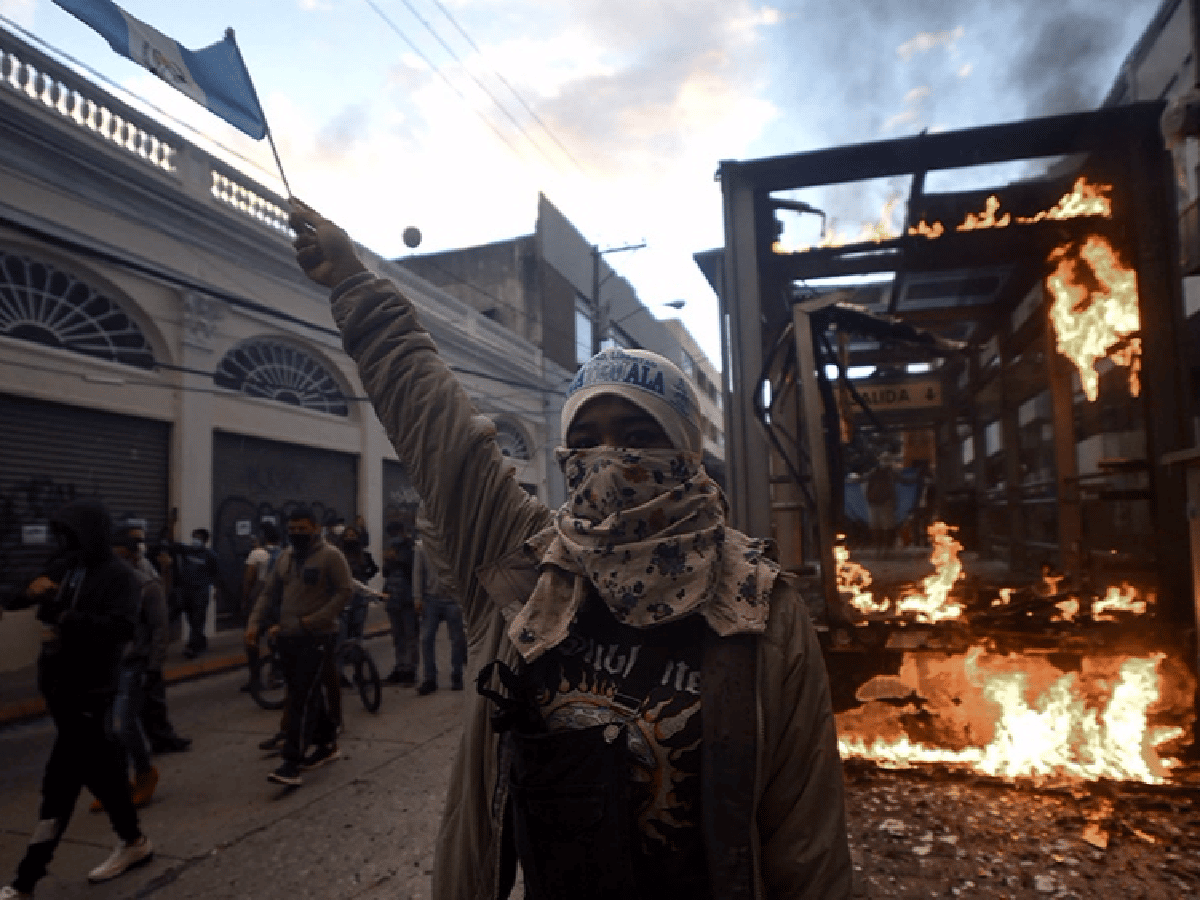 Guatemala: manifestantes incendian sede del Congreso y reclaman la renuncia del presidente
