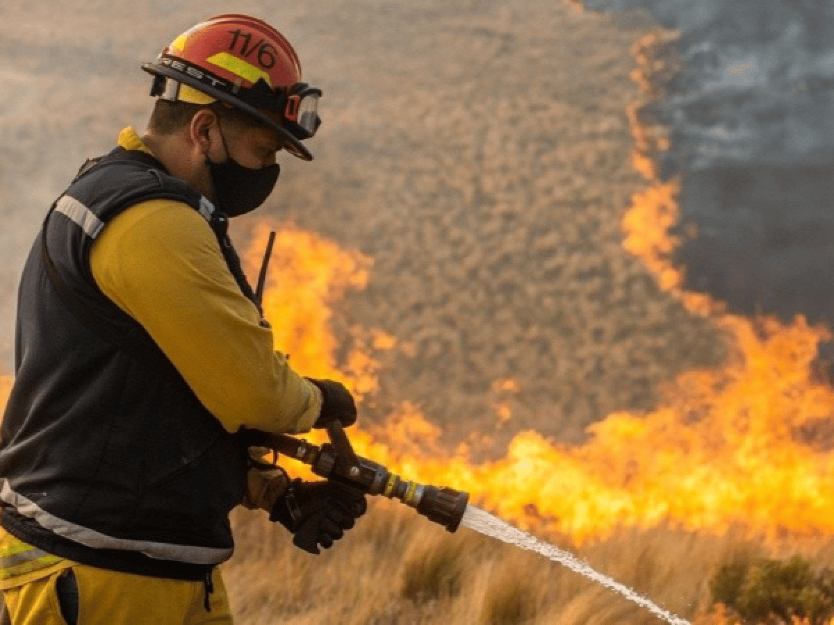 Fuego en Córdoba: bomberos combaten un incendio forestal en Salsacate