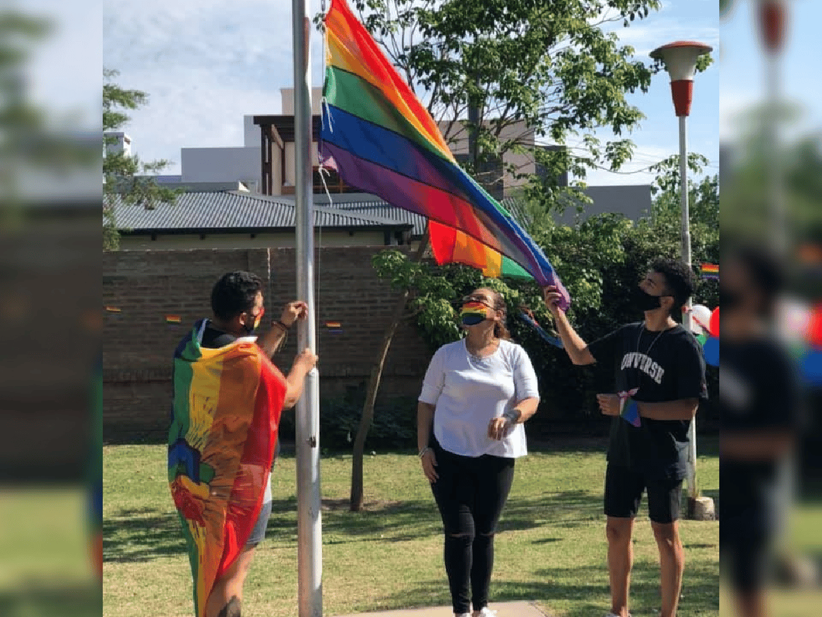 La bandera de la diversidad sexual flamea en Brinkmann