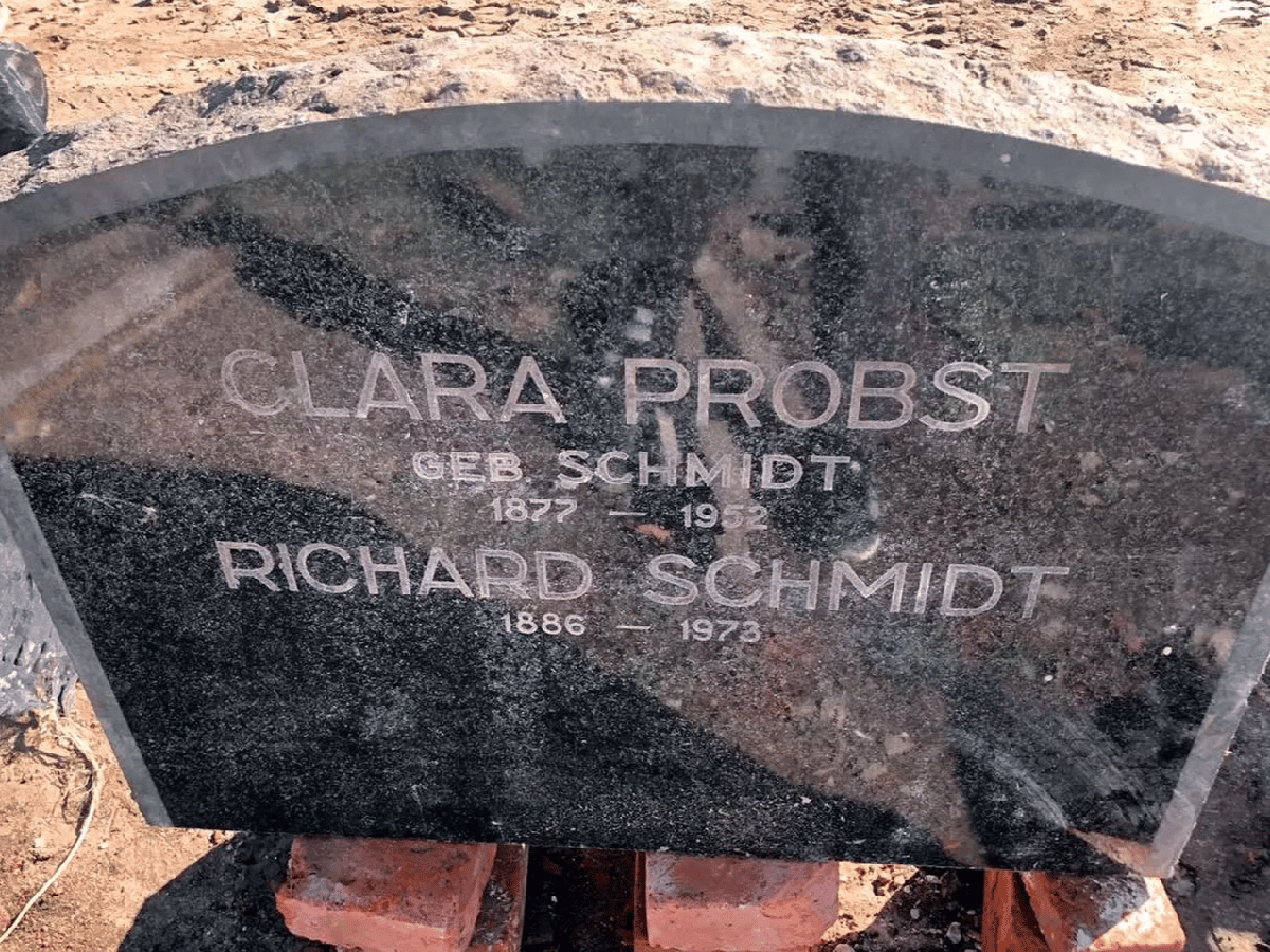 Encontraron una lápida del jerarca nazi escondida en Mar del Sur