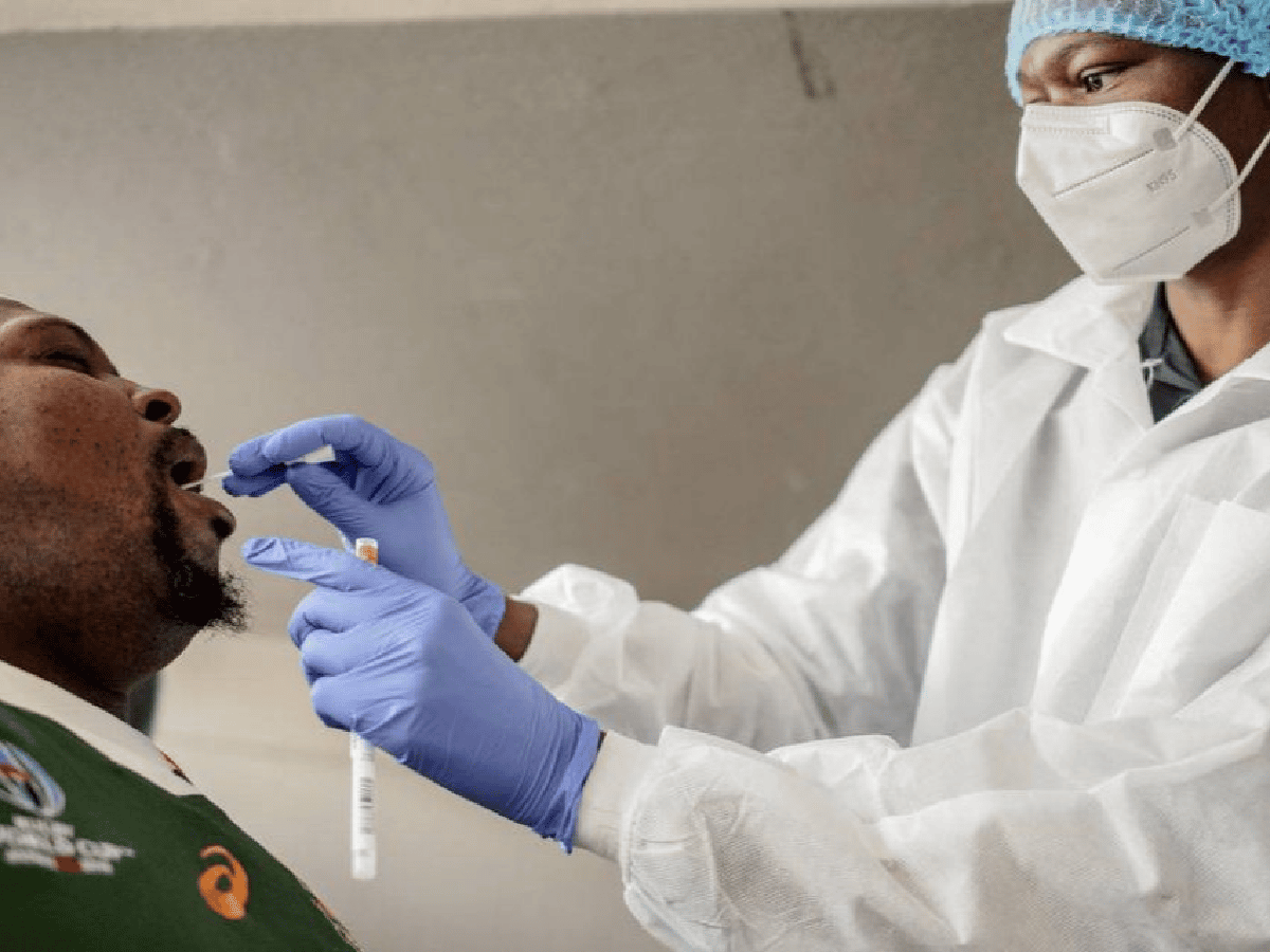 Identificaron una variante de Coronavirus en Sudáfrica que es más contagiosa entre los jóvenes 