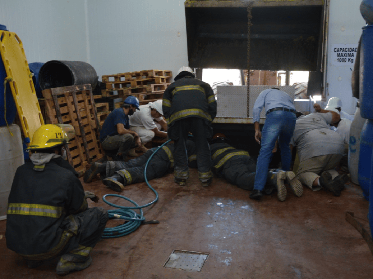 Bomberos recataron a trabajador que quedó atrapado en una máquina hidráulica