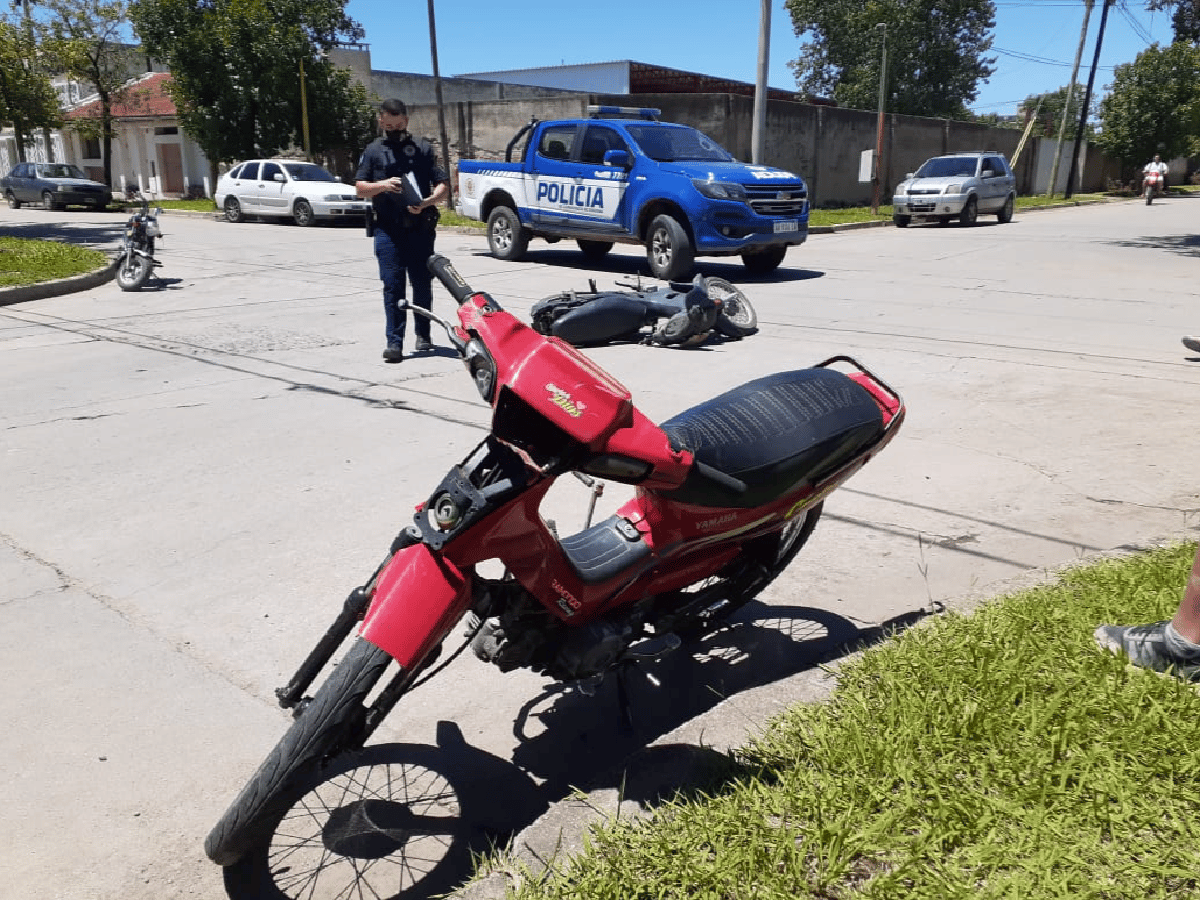 Tres heridos al chocar dos motos en barrio Vélez Sársfield