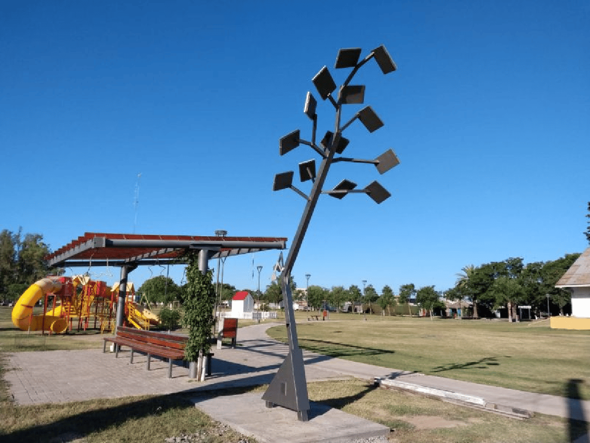 Habilitaron el primer árbol solar público en Porteña