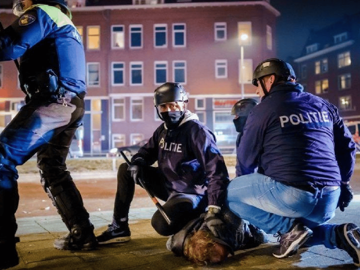 Segunda noche de disturbios en protestas contra el toque de queda en Países Bajos