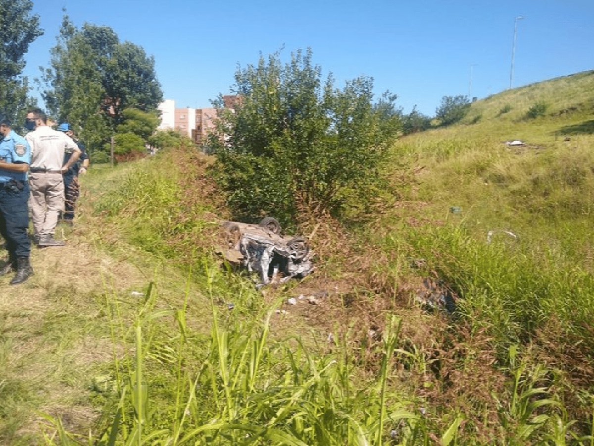 Tres jóvenes muertos al desbarrancar un auto en la ciudad de Córdoba