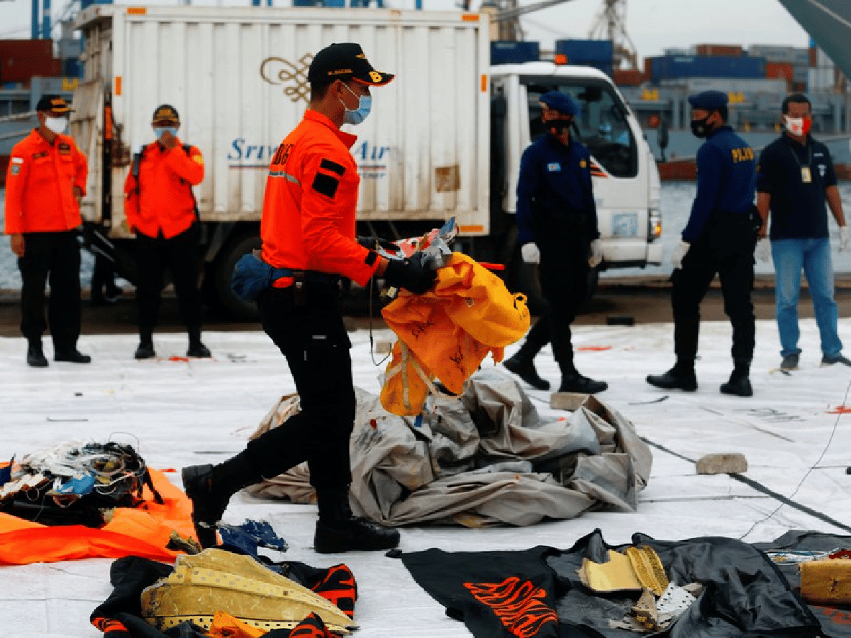 Buscan en el fondo del mar las cajas negras del Boeing que se estrelló en Indonesia