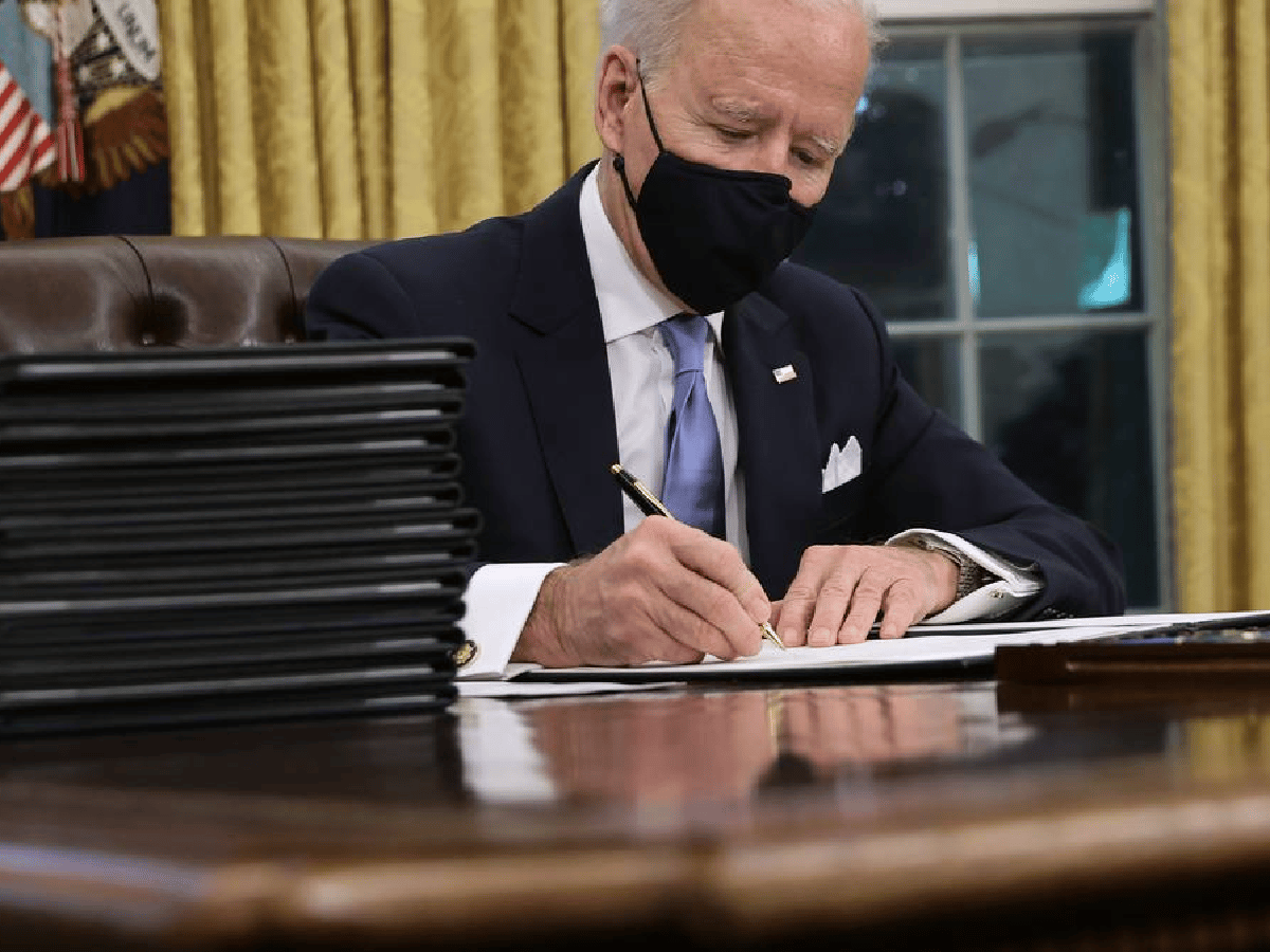 Biden firmó decretos de ayuda alimentaria, protección a desempleados y salario mínimo de 15 US$/hora
