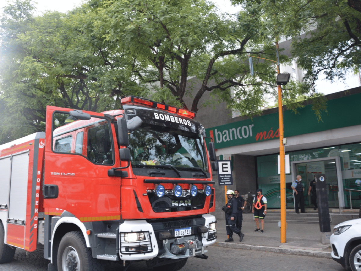 Una falla en el aire acondicionado central provocó el principio de incendio en el Banco de Córdoba  