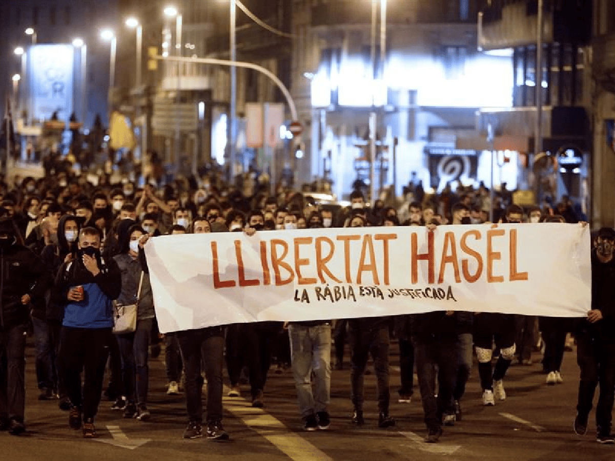Sexta noche de protestas en Cataluña por la prisión del rapero, con menos heridos y detenidos