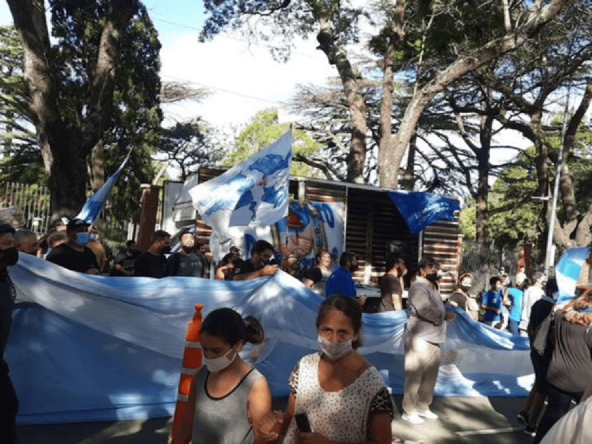 Hubo incidentes frente a la Quinta de Olivos entre manifestantes opositores y sindicalistas