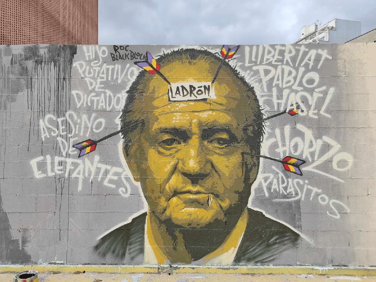 Polémica en España porque borraron un grafiti del rey emérito Juan Carlos que lo criticaba