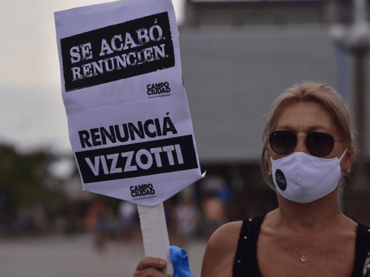“Renunciá Vizzotti”, una de las consignas con que los vecinos se manifestaron por el caso de los Vacunados VIP