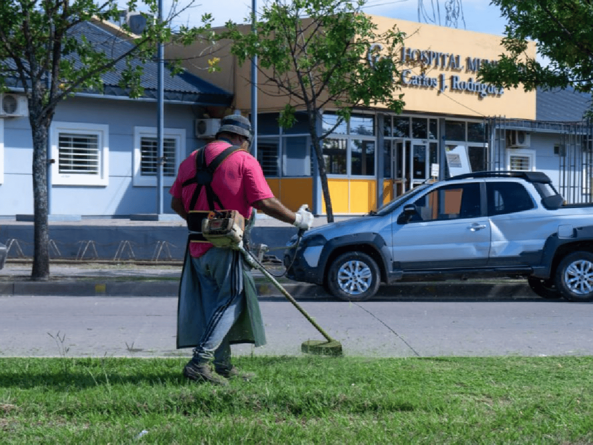 Arroyito: realizan tareas de  mantenimiento en espacios verdes de la ciudad y parajes