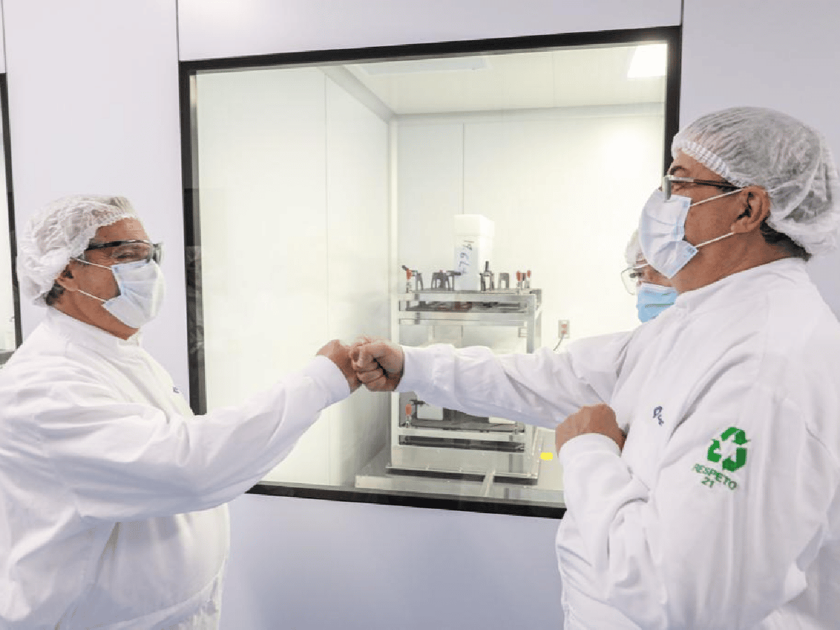 Fernández visitó el laboratorio mexicano donde se envasa la vacuna producida en Argentina