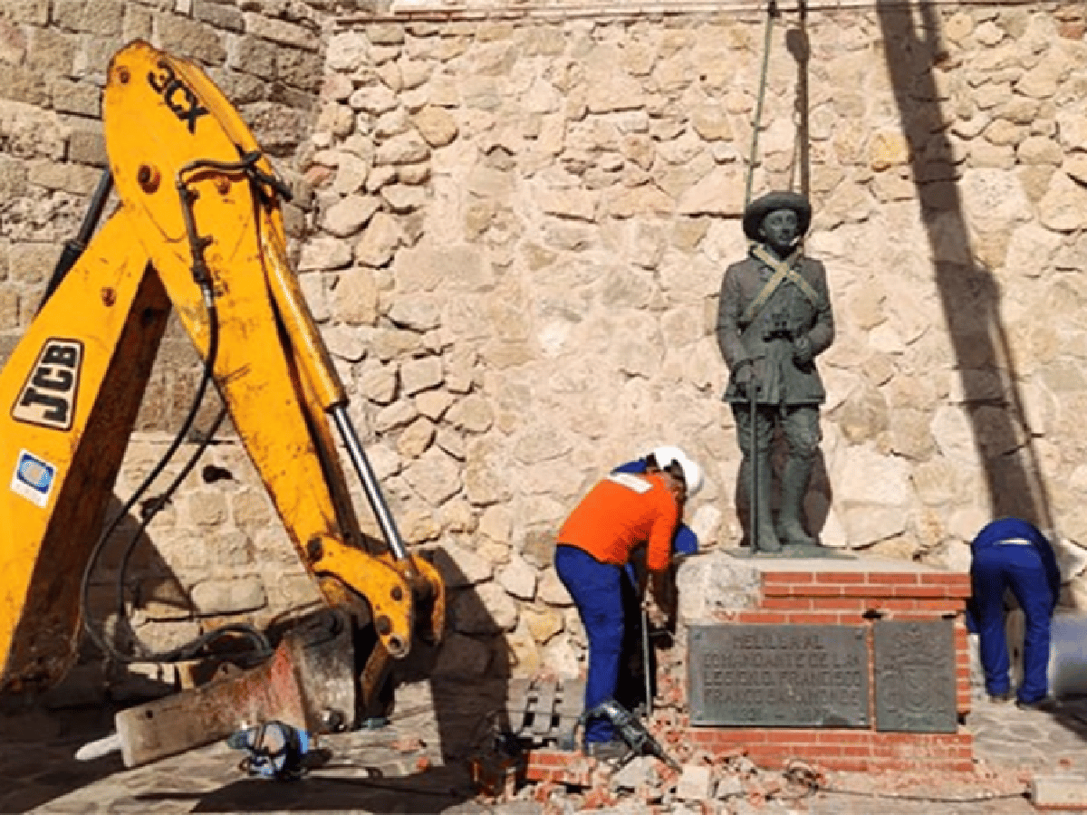 Retiraron la última estatua de Franco de territorio español