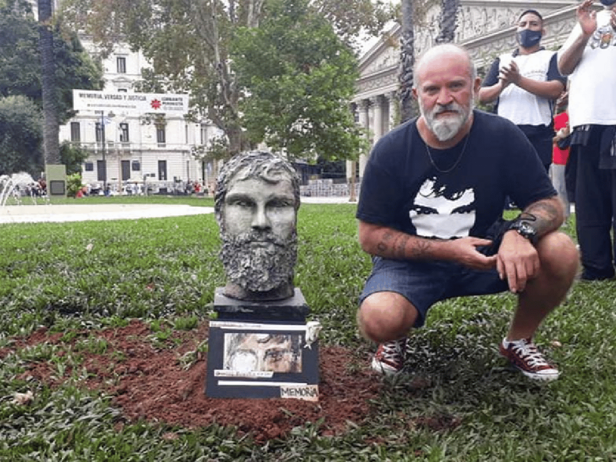 Colocaron un busto de Santiago Maldonado en la Plaza de Mayo