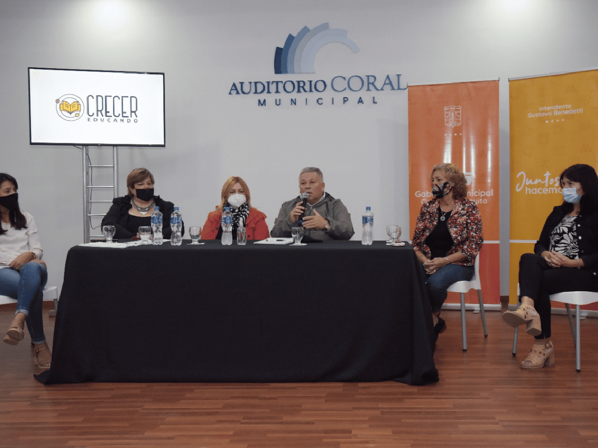 Arroyito: Municipio brinda becas de útiles escolares            