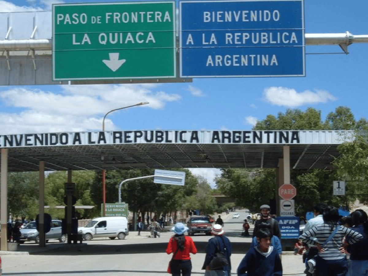 El Gobierno derogó el decreto de Macri que impedía el ingreso al país de extranjeros con antecedentes