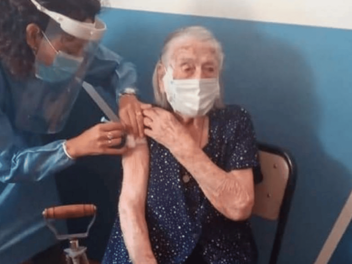 Doña Catalina, la mujer con 104 años vacunada en La Paquita