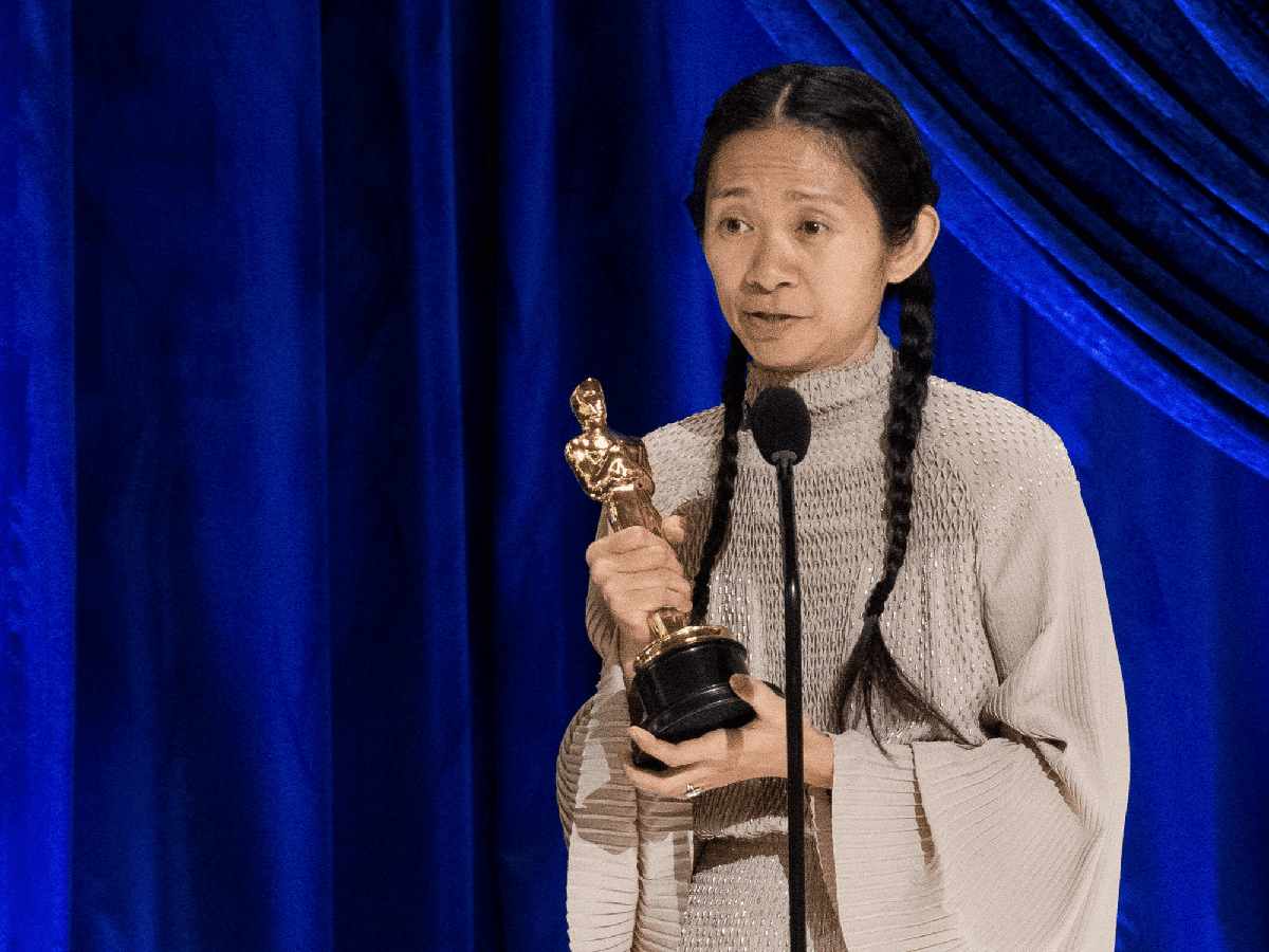La directora china Chloe Zhao y su película "Nomadland", grandes ganadoras en los premios Oscar
