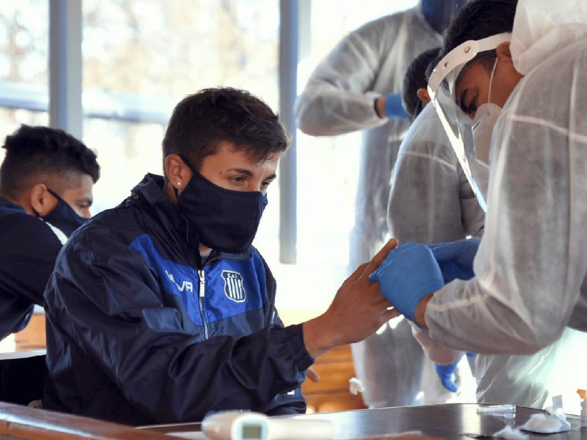 Por casos de coronavirus, el fútbol argentino vuelve a Fase 1