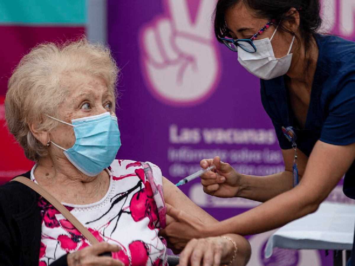 Chile estudia suministrar una tercera dosis de la vacuna