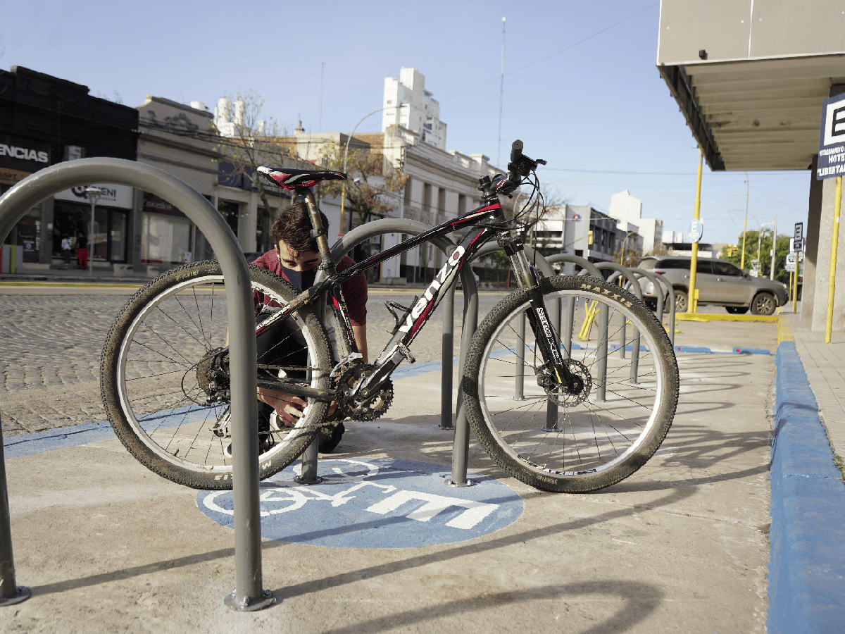  Movilidad sustentable: instalaron bicicleteros públicos   