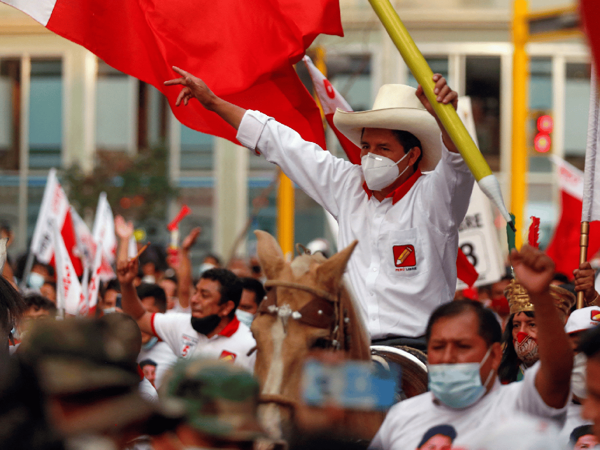 Reñida elección en Perú: Castillo supera a Keiko Fujimori por poco más de 70 mil votos