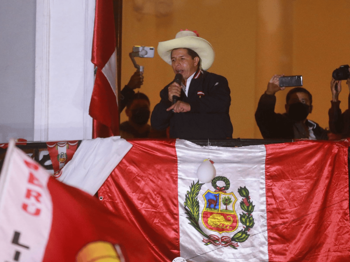 Castillo se adjudicó el triunfo en el balotaje presidencial peruano