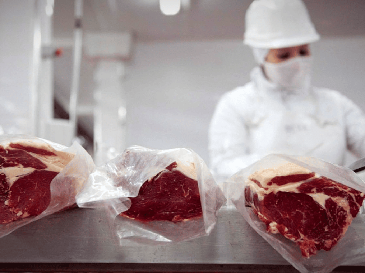 Las exportaciones de carne argentina bajaron un 45% y las de Uruguay subieron 21%
